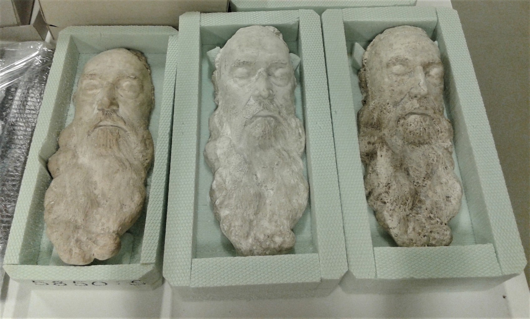 Tri posmrtne maske Riharda Jakopiča (umrl 1943) v depoju Muzeja in galerij mesta Ljubljane, 2016. Posnetek je bil narejen z mobilnim telefonom Samsung GT-I8260. (Hrani: Arhiv DDR. Foto: DDR)