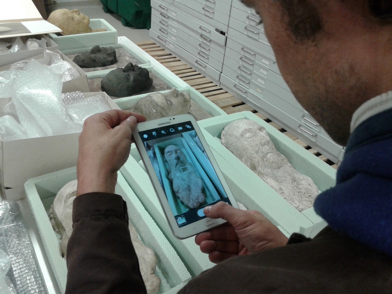 Fotografiranje na terenu. Depo Muzeja in galerij Mesta Ljubljane, 2016. Posnetek je bil narejen z mobilnim telefonom Samsung GT-I8260. (Hrani: Arhiv DDR. Foto: DDR)