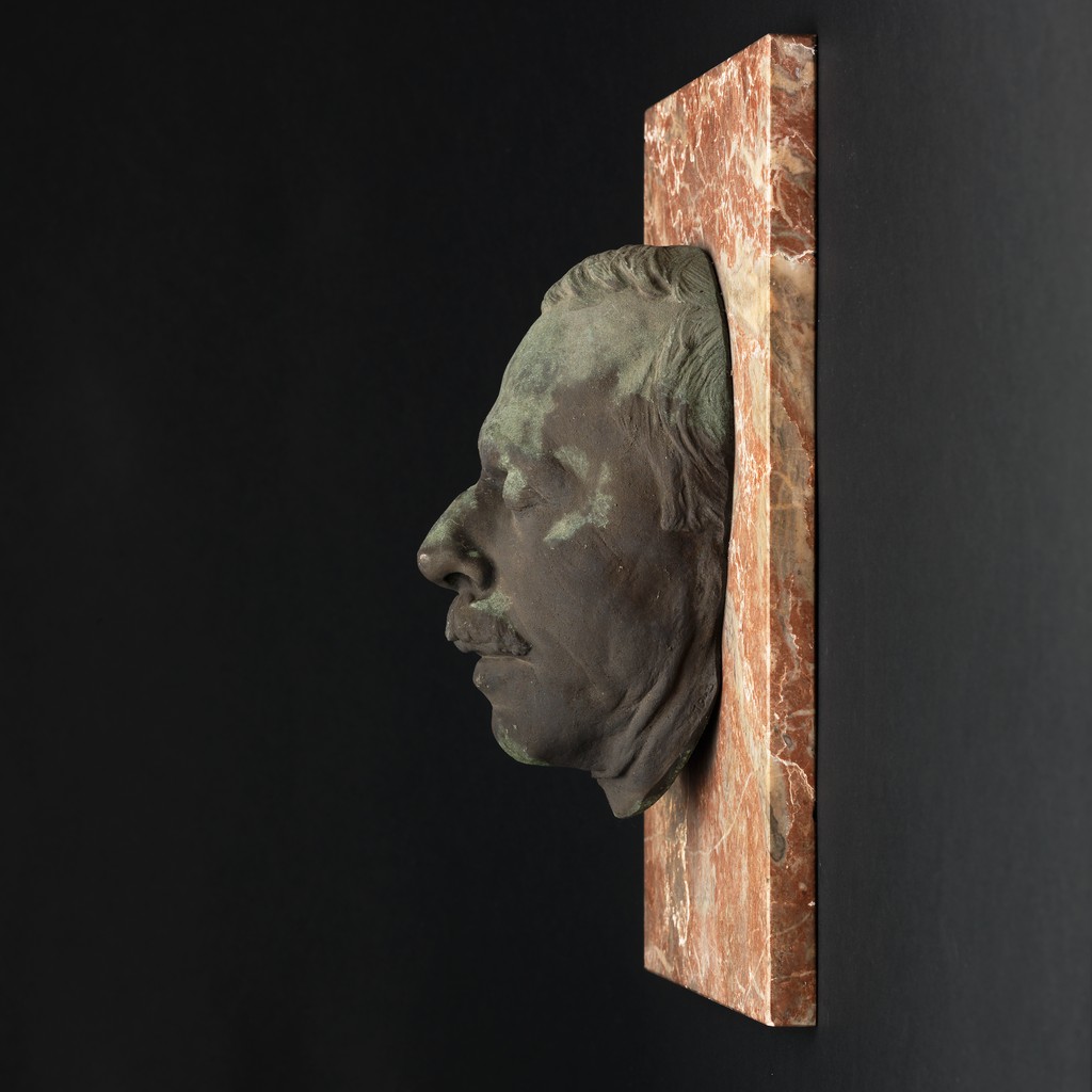 Svetlobna študija bronaste posmrtne maske politika Alberta Kramerja (1882–1943). Izdelana je iz brona na marmorni podlagi, hrani jo MGML. (Hrani: Arhiv MGML. Foto: Matevž Paternoster)