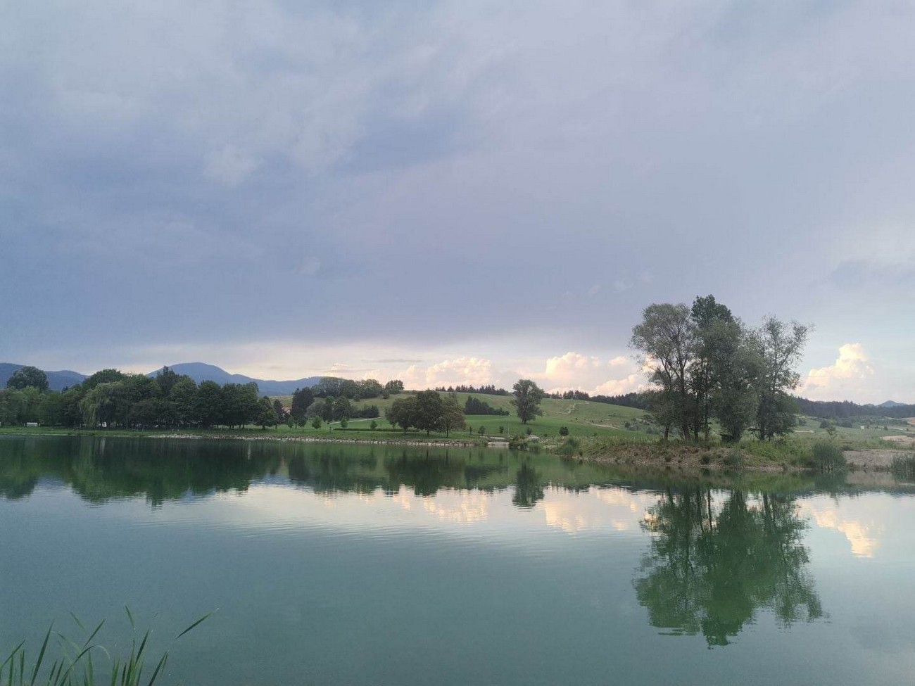 Družmirsko jezero. Fotografija: Alenka Kuster, 2022