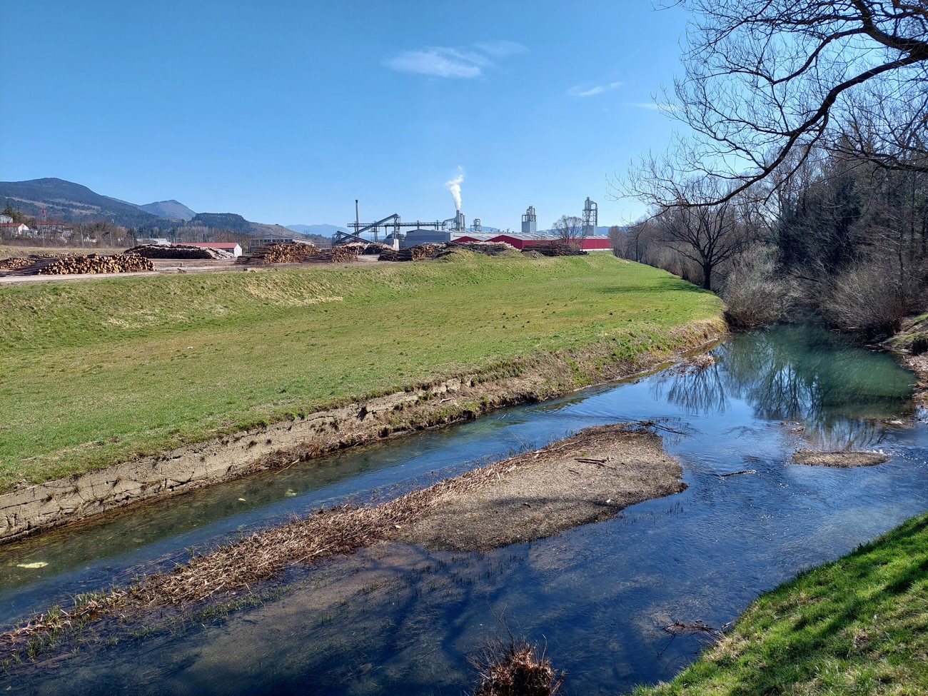 Reka Reka, v ozadju je tovarna Lesonit. Fotografija: Luka Požar, 2023