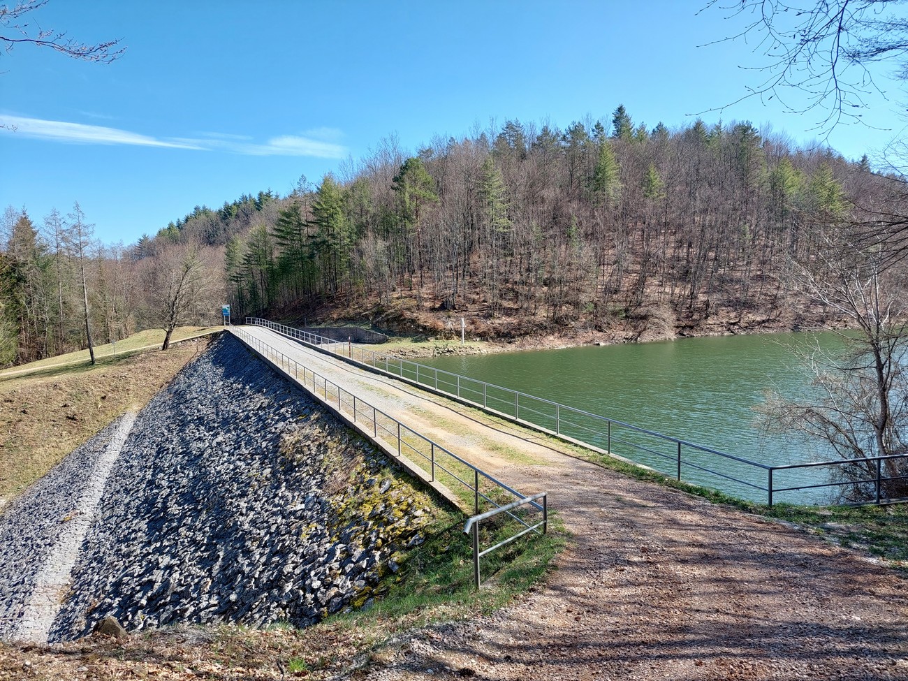 Akumulacijsko jezero Mola. Fotografija: Luka Požar, 2023