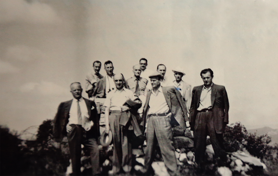 Člani jugoslovansko-italijanske komisije za razmejitev na Sabotinu leta 1954. SI
                        PANG, Kutin France (PANG 1159), t. e. 1.
