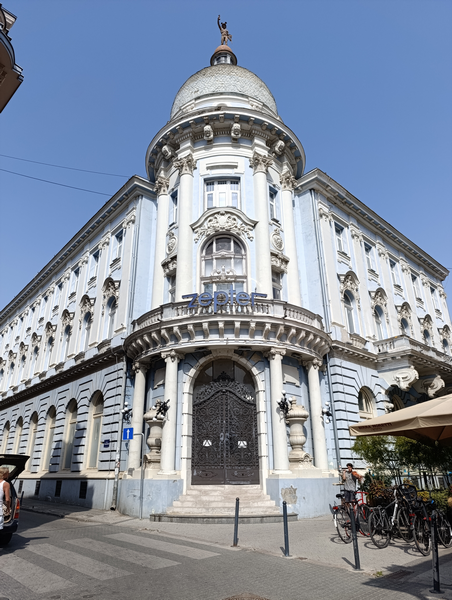 Slika 4: Centralni kreditni zavod, Novi Sad (izgled
                  stavbe danes). 
                  Foto: Nataša Henig Miščič