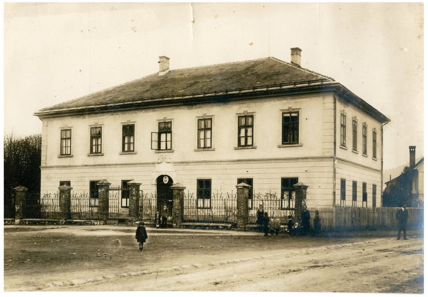 Figure 3. The building of the Institution for Blind Children and Adolescents
in Kočevje. Slovenski šolski muzej, Inv. No. ZF-4058, photo library, interwar
period