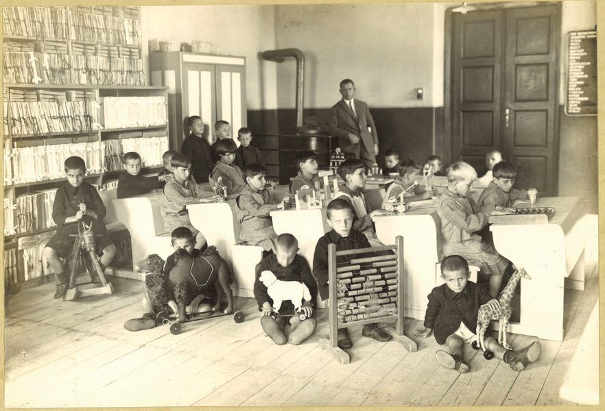 Figure 8. Children with visual disabilities in class at the Institution for
the Blind in Zemun Muzej nauke i tehnike, Photo Collection-Medicine, T:11.5.410/6