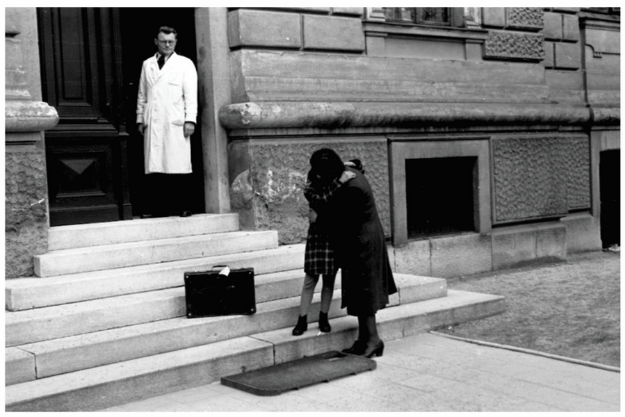 Figure 1. The Institute for Deaf Youth in Ljubljana. Reception of pupils at
the institution. Ljubljana, April 1950. Photo by Zvone Mahovič, kept by the MNSZS, inv. no.: FS5367/8