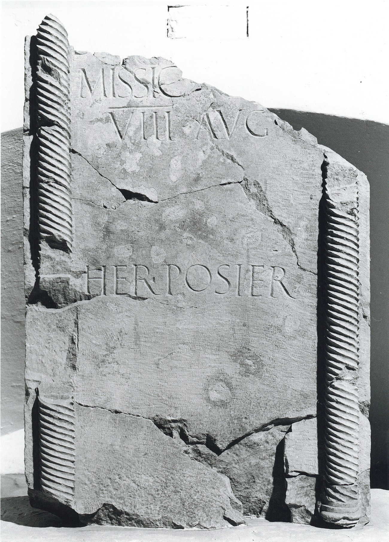 Slika 3: Nagrobna stela za častno odpuščenega vojaka 8. Avgustove legije (PMPO RL 945) -----] / missic(io) [mil(iti) leg(ionis)] / VIII Aug(ustae) / here(des) posier(unt). ... častno odpuščenemu vojaku 8. Avgustove legije so postavili dediči.